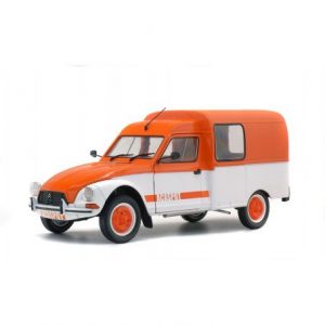 vieille camionnette orange et blanche