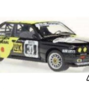 vieille voiture de course jaune et noire