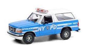 vieille jeep de police bleu et blanc