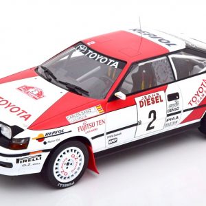 vieille voiture de rallye rouge et blanche