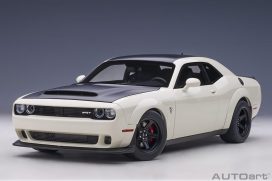 voiture muscle car americaine blanche avec capot noir