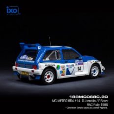 vieille voiture de rallye blanche et bleu