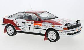 vieille voiture de rallye blanche et rouge