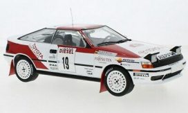 vieille voiture de rallye blanche et rouge