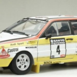 vieille voiture de rallye jaune