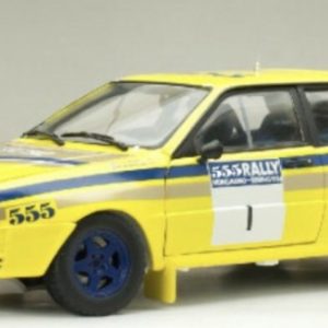 vieille voiture de rallye jaune