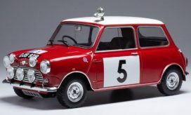 vieille petite voiture de rallye rouge