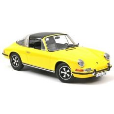 vieille voiture de sport jaune