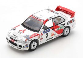 voiture de rallye blanche et rouge