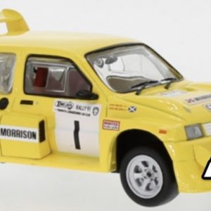 vieille voiture de rallye jaune