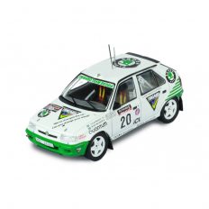 vieille voiture de rallye blanche et verte