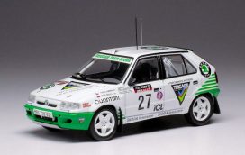 vieille voiture de rallye blanche et verte