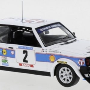 vieille voiture de rallye blanche et bleu