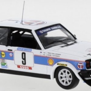 vieille voiture de rallye blanche et bleu