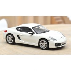 vieille voiture de sport coupe blanche