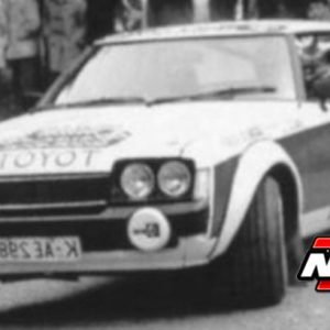 vieille voiture de rallye rouge t blanche