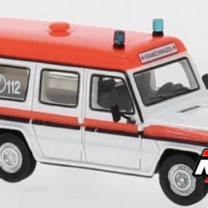 vieille voiture ambulance blanche et orange