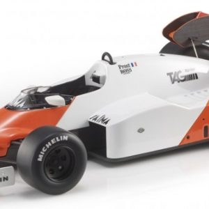 vieille voiture de course formule 1 blanche et orange