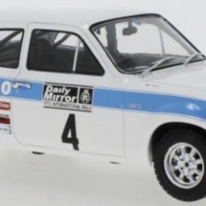 vieille voiture de rallye blanche et bleu