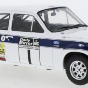 vieille voiture de rallye blanche et bleu