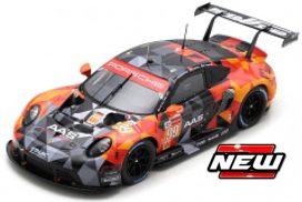 voiture de course noire et orange