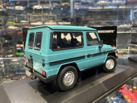 vieille voiture jeep turquoise allemande courte