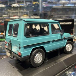 vieille voiture jeep turquoise allemande courte