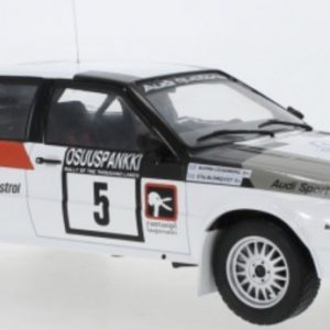 vieille voiture de rallye blanche et grise