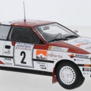 vieille voiture de rallye blanche et rouge