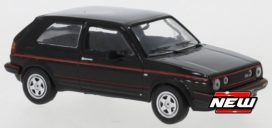 vieille voiture de sport noire et rouge