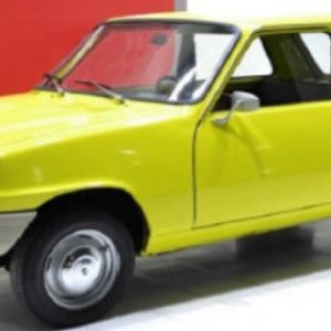 vieille voiture jaune