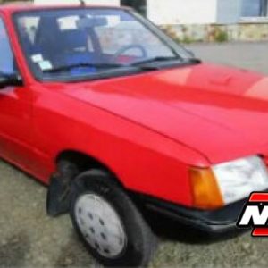 vieille petite voiture rouge française