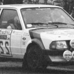 voiture de course bleu et blanche