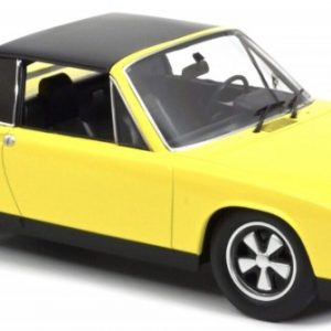 vieille voiture coupe jaune