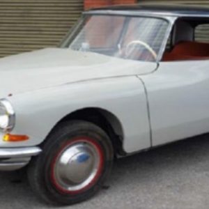 vieille voiture de luxe grise