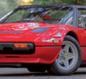 vieille voiture italienne rouge de sport