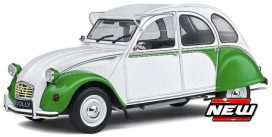 vieille voiture française verte et blanche