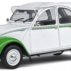 vieille voiture française verte et blanche