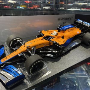 voiture de course formule 1 orange et bleu