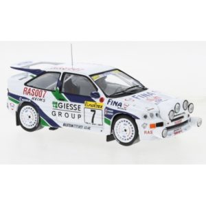 vieille voiture de rallye blanche et verte