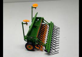 machine agricole verte et orange