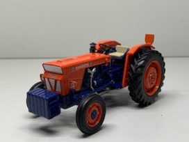 vieux tracteur agricole orange et bleu
