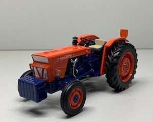 vieux tracteur agricole orange et bleu