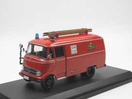 vieux camion de pompiers rouge