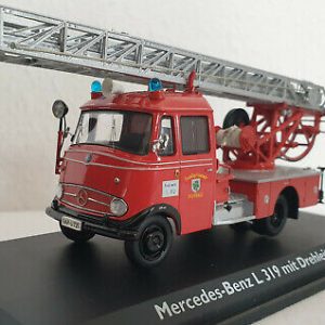 vieux camion de pompiers rouge avec echelle