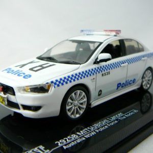 vieille voiture de police bleu et blanche