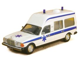 vieille voiture break blanche ambulance