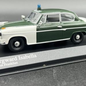 vieille voiture de police verte et blanche