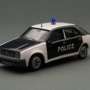 vieille voiture de police française noire et blanche