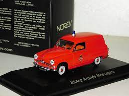 vieille voiture de pompiers rouge
